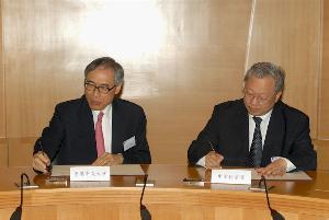 VC Lawrence J. Lau (left) and Professor LU Yongxiang (right) signed the agreement on academic exchange between the University and The Chinese Academy of Sciences